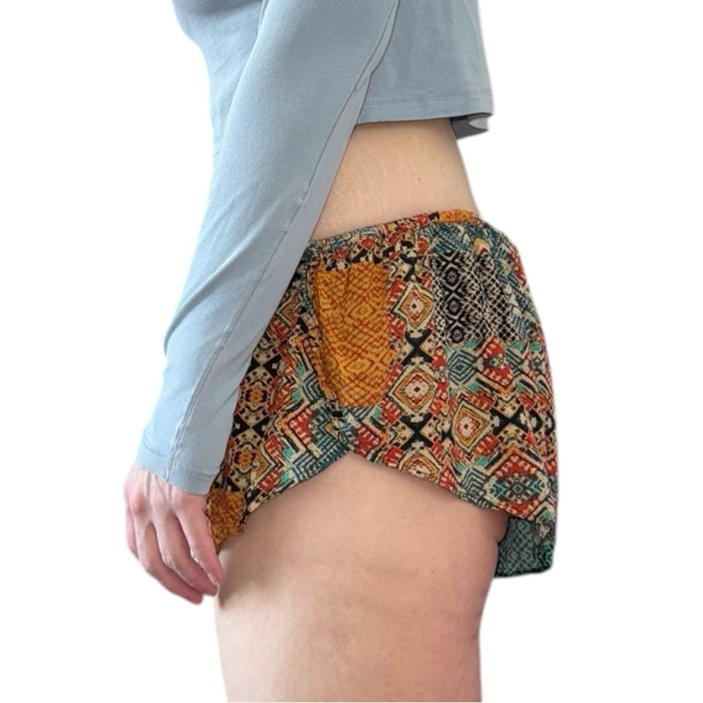 Colorful Geometric Patterned Flowy Short Shorts - Picture 4 of 9